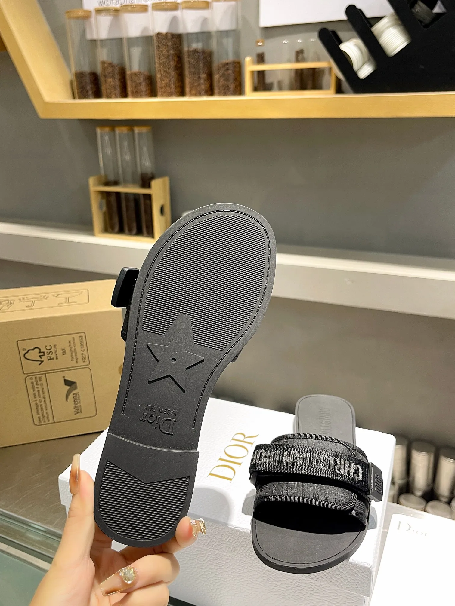 👟👟Ex-factory price 360👟👟 Women's Shoes Women's Clothing Women's Shoes Factory Dior Dior 2024 latest Velcro buckle sandals series new colors! Perfect reproduction of the original version. The most popular color matching fabrics. Super layered. Original high-end molded T👟👟 ex-factory price U outsole (not ordinary rubber) is very comfortable and easy to walk. The upper materials are all original customized, 3D electric embroidery three-dimensional cloth surface. Very versatile. A must-have for lazy people in summer, sizes 35-39 (40 41 42 customized)